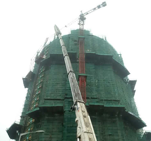 石鼓吊车在工地上作业